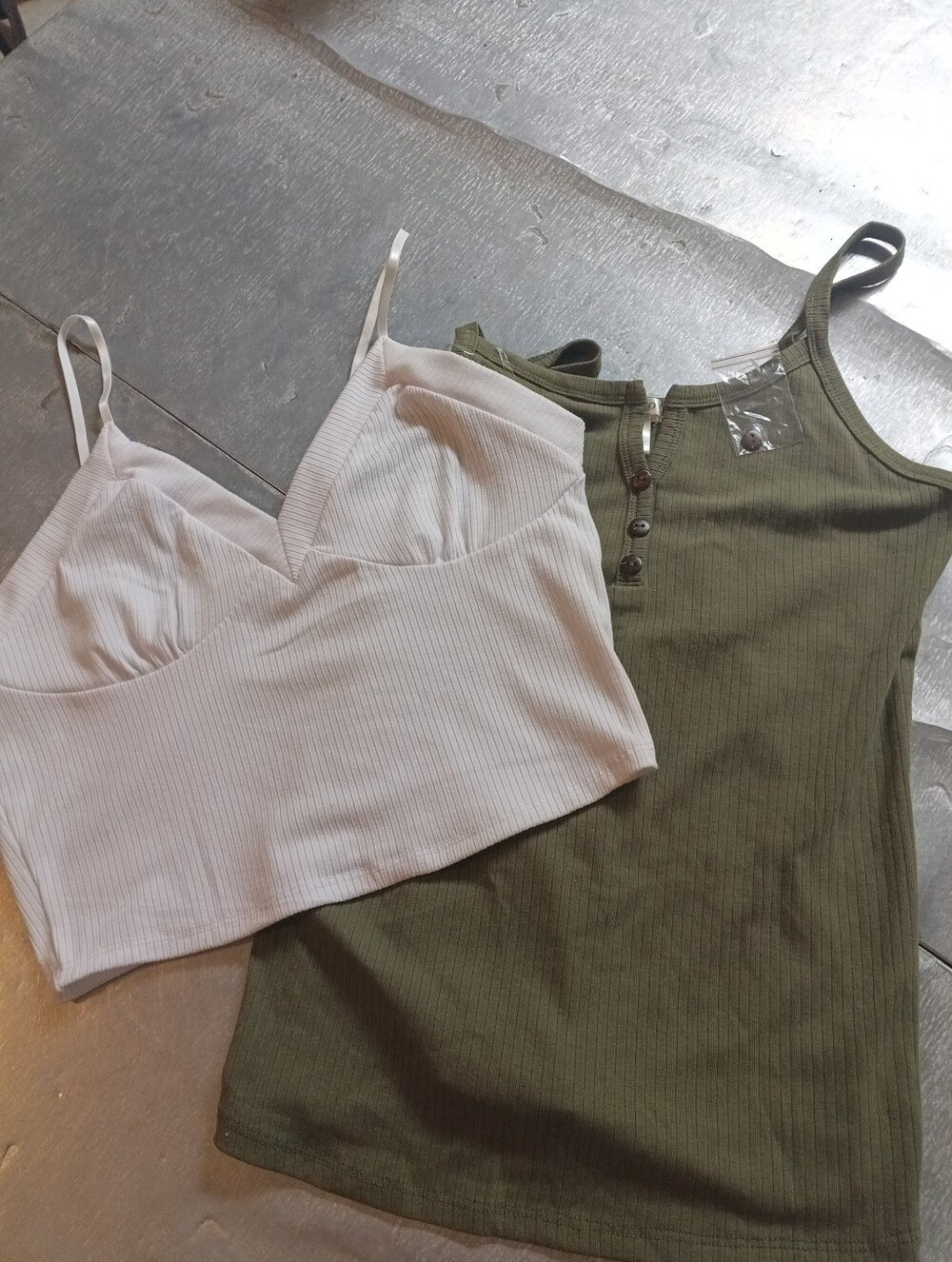 Bozzolo NWOT Bundle 2 Tank Tops Size Large Cropped White/ Reg Olive